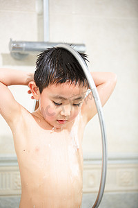 小男孩在洗澡摄影照片_小男孩在洗澡