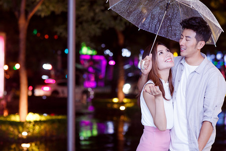 下雨的夜摄影照片_青年情侣的夜生活