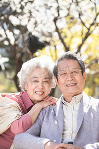 年轻亚洲家庭摄影照片_欢乐的老年夫妇晒太阳