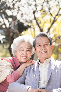 院子芍药摄影照片_欢乐的老年夫妇晒太阳