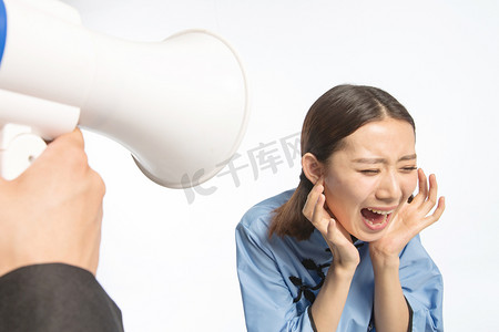 中国人演讲摄影照片_复古青年男女使用扩音器呼喊
