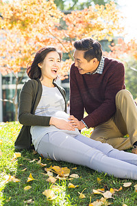 怀孕的夫妇摄影照片_丈夫陪着怀孕的妻子在户外