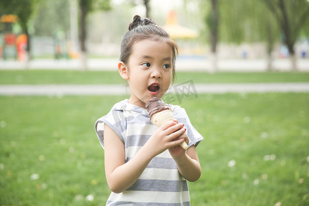 冷饮冰棍摄影照片_小女孩吃冰淇淋