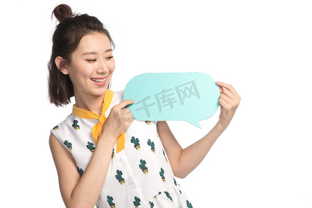 中国框摄影照片_青年女人拿着对话框