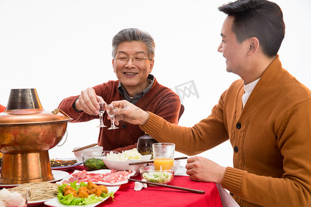 父子俩吃年夜饭喝酒