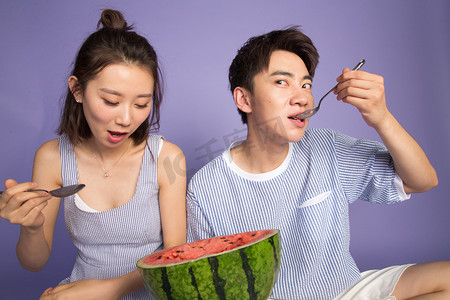 紫色美女摄影照片_青年男女吃西瓜