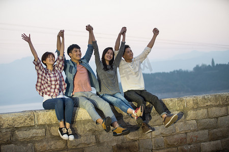 浪漫七夕活动中摄影照片_青年男女开车出去旅行