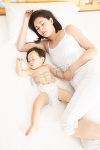睡觉男孩摄影照片_妈妈陪宝宝睡觉