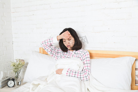 颓废摄影照片_青年女人生病