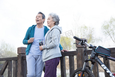老年夫妇户外骑自行车