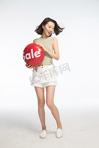 拿气球的女生摄影照片_年轻女孩拿着气球