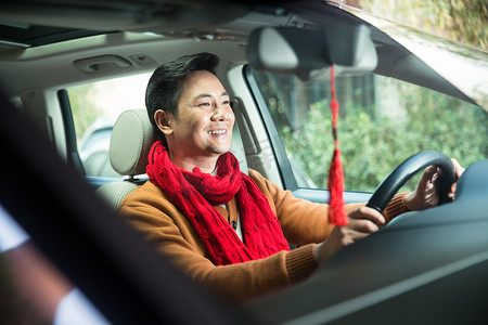 青年男人驾驶汽车