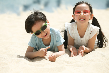 沙滩夏日旅游摄影照片_儿童在户外玩耍