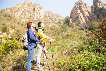 情侣登山摄影照片_青年男女登山