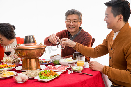 父子俩吃年夜饭喝酒