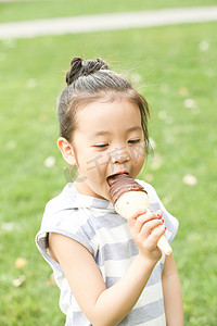 可爱冰淇淋摄影照片_小女孩吃冰淇淋