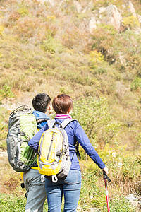 情侣登山摄影照片_青年男女登山