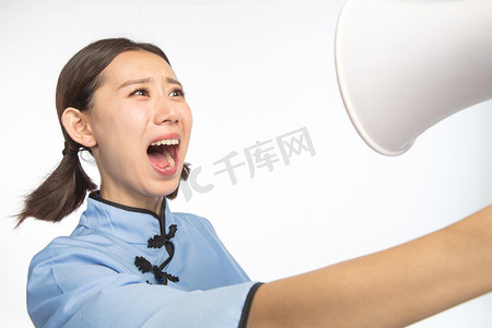中国传统文化演讲摄影照片_复古青年女人使用扩音器