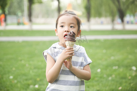 冷饮冰棍摄影照片_小女孩吃冰淇淋