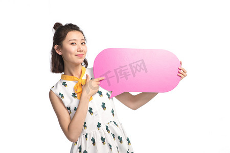 中国框摄影照片_青年女人拿着对话框