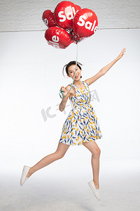 1212血拼冲钻摄影照片_快乐的年轻女孩拿着气球