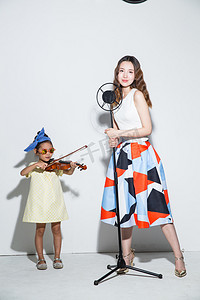 小女孩和妈妈拉小提琴