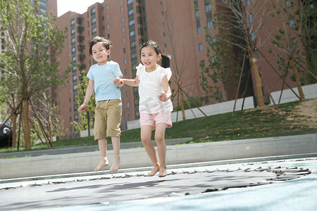 亚洲男孩摄影照片_快乐儿童在户外玩耍