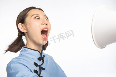 中国人演讲摄影照片_复古青年女人使用扩音器