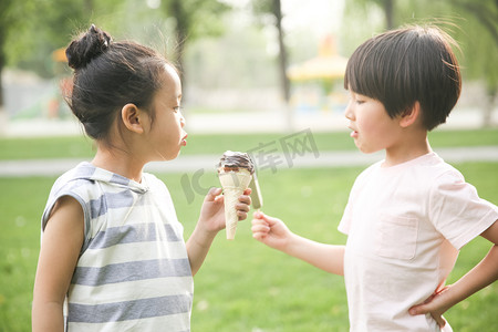 吃冰棍摄影照片_快乐儿童吃冰棍