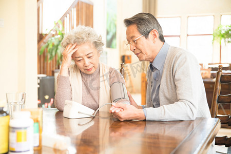 中国70摄影照片_丈夫在为妻子测量血压