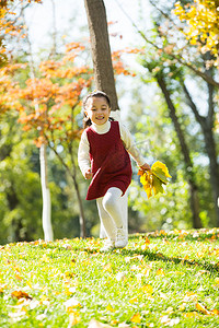 树叶可爱摄影照片_可爱的小女孩在户外玩耍