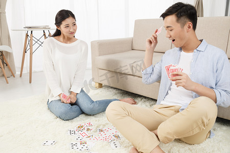 青年情侣玩扑克牌