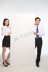 商务青年男女和白板