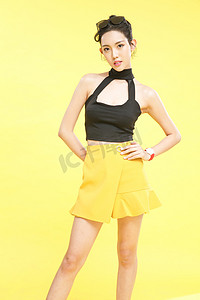 黄色背景时尚摄影照片_时尚的青年女人