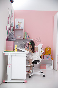儿童可爱粉色摄影照片_可爱的小女孩在儿童房