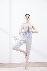 青年女人练习瑜伽
