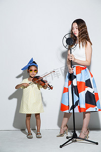 小提琴表演摄影照片_小女孩和妈妈拉小提琴