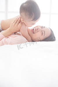 母婴大礼包摄影照片_母亲和男婴儿
