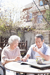 党永远跟党走摄影照片_老年夫妇在庭院喝茶