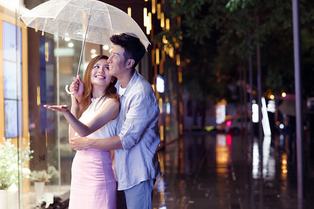 下雨图片摄影照片_青年情侣的夜生活