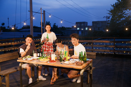 青年人聚会野餐