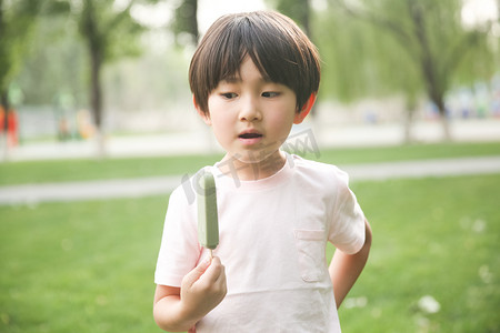 小男孩吃冰棍