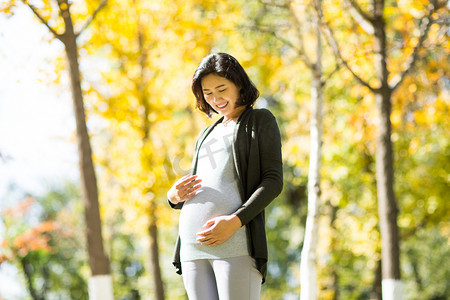 孕妇户外摄影照片_年轻的孕妇在户外