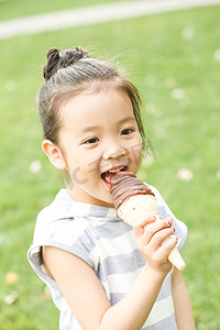 冰淇淋可爱摄影照片_小女孩吃冰淇淋