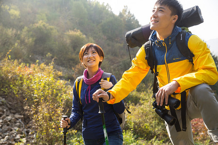 青年男女登山