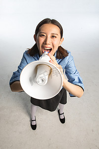 复古青年女人使用扩音器