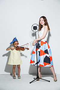 小提琴背景摄影照片_小女孩和妈妈拉小提琴