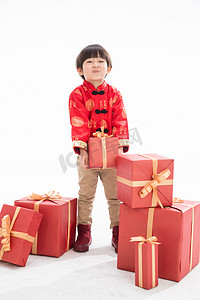 新年包装盒摄影照片_小男孩过新年