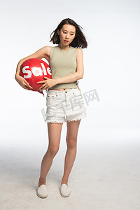 电商炫彩字母摄影照片_年轻女孩拿着气球