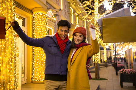 青年情侣逛街购物